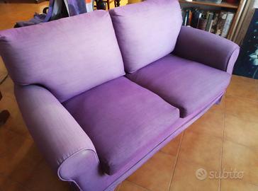 Divano due posti molto comodo.