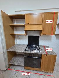 Cucina completa con forno e lavandino