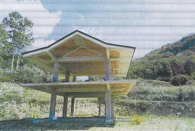 Abitazione in costruzione con terreno circostante