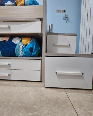 Stanza per bambini con scale e scrivania