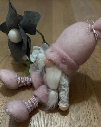 Gnomo decorativo imbottito realizzato a mano
