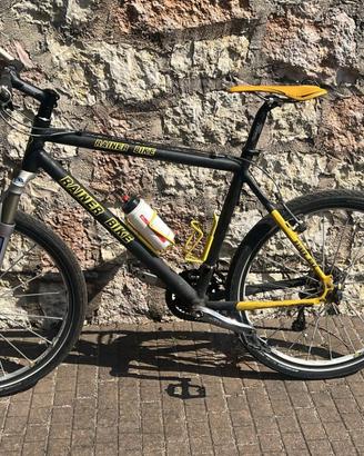 mountan bike nera e gialla       non spedisco