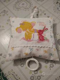 Carillon ricamato a punto croce