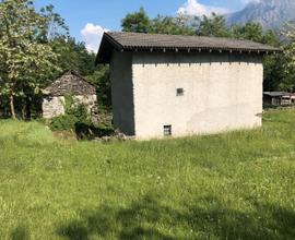Rustico con ampio prato e garage