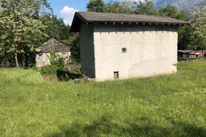 Rustico con ampio prato e garage