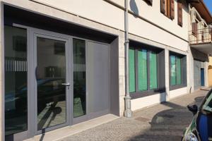 Locale con ampia vetrina su strada