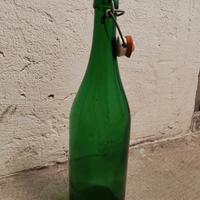 Bottiglie in vetro verde con chiusura 