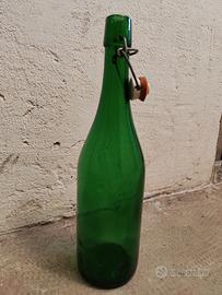 Bottiglie in vetro verde con chiusura 