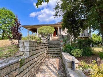 Villa Singola con Spazi Ampi e Comfort