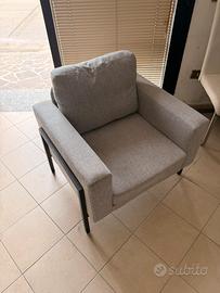 Poltrona imbottita in tessuto grigio con braccio
