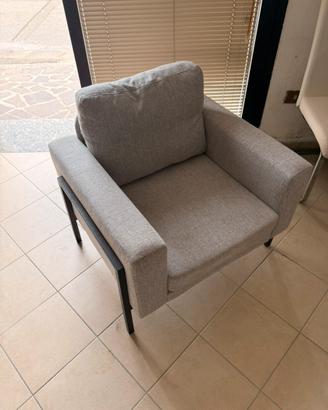 Poltrona imbottita in tessuto grigio con braccio
