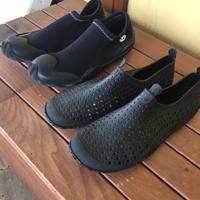 Due paia di scarpe per il mare