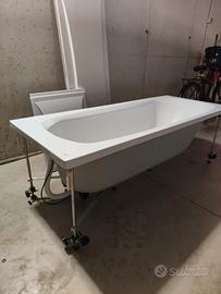 Vasca da bagno autoportante.