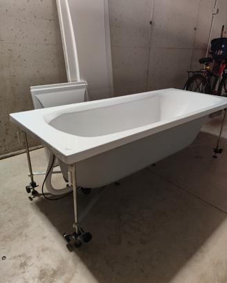 Vasca da bagno autoportante.