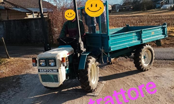 Trattore motoagricola