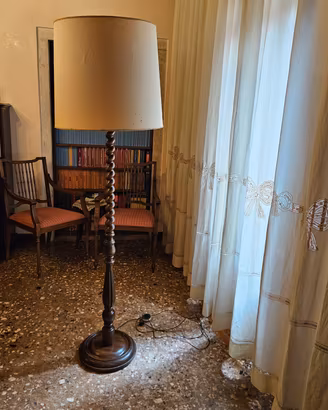 Lampada da terra vintage in legno