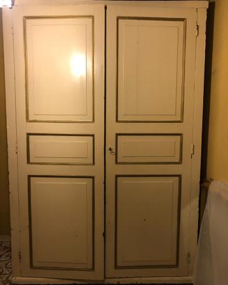 Grande armadio di legno