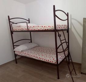 Letto a castello con materassi e cuscini