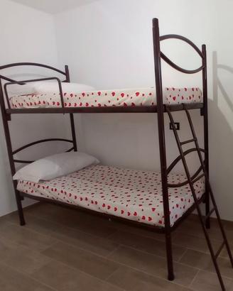 Letto a castello con materassi e cuscini