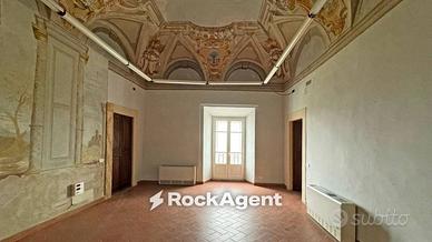 Palazzo / Stabile di 989 m² con più di 5 locali a 