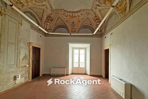 Palazzo / Stabile di 989 m² con più di 5 locali a 