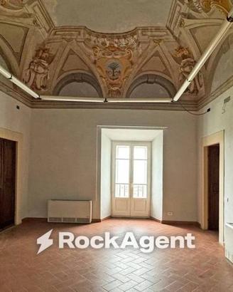 Palazzo / Stabile di 989 m² con più di 5 locali a 