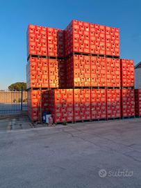 Bancali di casse peroni vuote con bottiglie