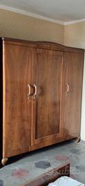 Armadio di legno massiccio vintage