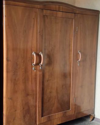 Armadio di legno massiccio vintage