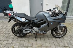 BMW F800ST con tris bauletti BMW e cavalletto cen