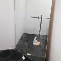 Specchio con supporto in legno