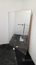 Specchio con supporto in legno