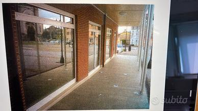 Vendita di Locale in piazza Onè, 9