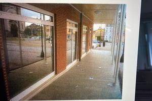 Vendita di Locale in piazza Onè, 9