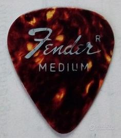 plettro fender medium 26 x 31 mm