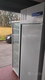 Dispongo d i frigoriferi in foto ,pari l nuovo.