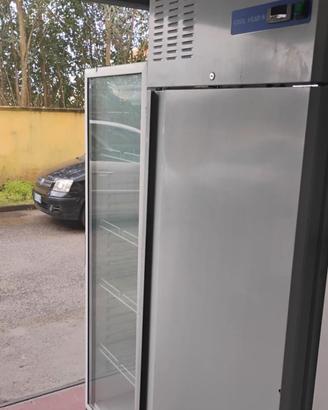 Dispongo d i frigoriferi in foto ,pari l nuovo.