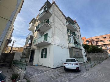 3 LOCALI A TORRE DEL GRECO