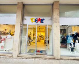 Prestigioso locale con 3 vetrine su Viale Italia