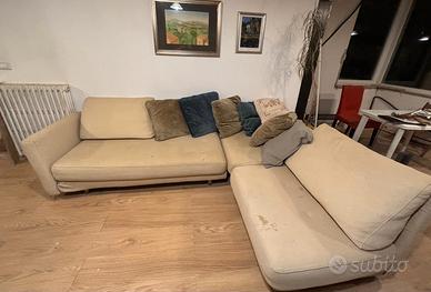 Vendezi divano usato modulare marca INSA