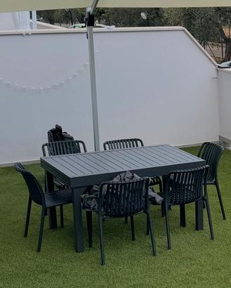 Tavolo e sedie da esterno