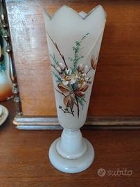 Antico vaso in vetro opalino con motivo floreale n