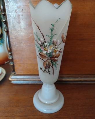 Antico vaso in vetro opalino con motivo floreale n