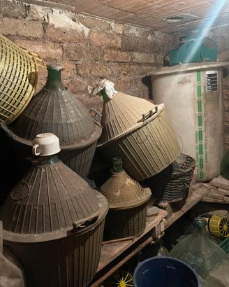 Damigiane e attrezzatura vino