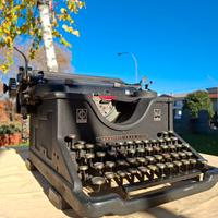 Macchina da scrivere Olivetti d'epoca