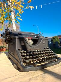 Macchina da scrivere Olivetti d'epoca