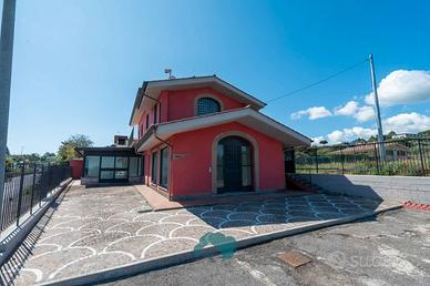 Ampio locale con corte esterna e appartamento