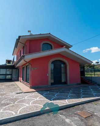 Ampio locale con corte esterna e appartamento