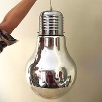 Lampadario moderno a forma di grande lampadina