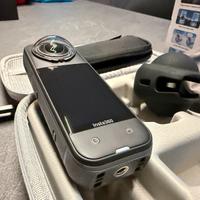 Insta360 X5 con accessori